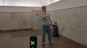 Elvis Presley - Can't Help Falling In Love - песню спел в метро Москвы музыкант Денис Примак #metro