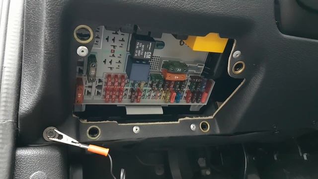 Jak szukać napięcia +12V po stacyjce ACC w instalacji elektrycznej samochodu? | ForumWiedzy смотреть онлайн