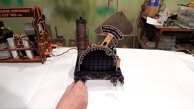 Необычный корпус для громкоговорящего приёмника на одной лампе 6Ф12П смотреть онлайн