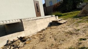 №99. Высокая бетонная терраса с хозблоком 30 м кв длиною 30 м