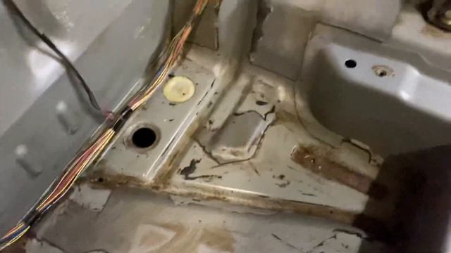 Бюджетное Преображение салона. Покрасил Карты дверей из баллончика. Поставил чёрный ковралин.