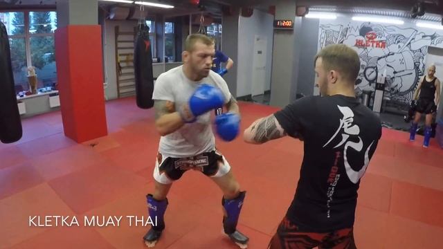 Как проходят тренировки по тайскому боксу в клубе KLETKA / Урок 1 — тренер Андрей Басынин