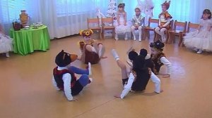 Танец очаровательных  медвежат на новогоднем утреннике в детском саду