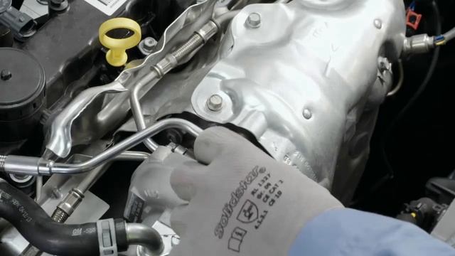 Установка корпуса распредвалов и топливных форсунок на двигателе Opel B20DTH (LFS) смотреть онлайн