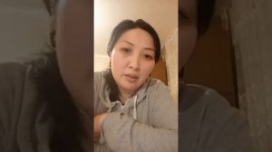 Тажиктер менен суйлошкон кыргыз аял. Кыргыз элине кайрылды