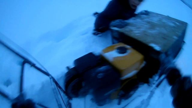 Наглухо застряли на МОТОБУКСИРОВЩИКЕ под вечер!!!CНЕГА 1 МЕТР!!!ЖЕСТЬ!!! смотреть онлайн