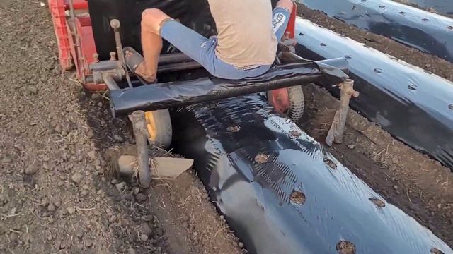 Готовим 1 га земли, накатываем бугры для клубники! смотреть онлайн