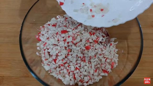 Рыбные биточки с крабовыми палочками и сыром.
