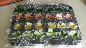 EASY SUSHI IN THE CUPCAKE PAN - суши в форме от кексов