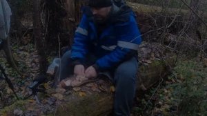Как разжечь костер в лесу без спичек и зажигалки с помощью огнива...