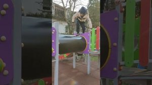 Как моя подруга застряла в 2летняй качели,??