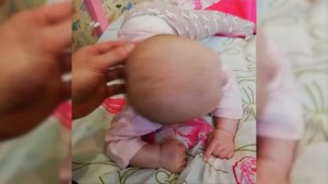 Илья Григоренко нянчится с дочерью Алисой