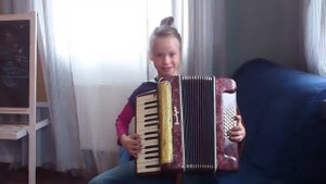 Girl plays the accordion "Yablochko". Девочка играет на аккордеоне "Яблочко". Матросский танец.