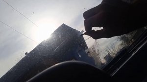 самый простой способ убрать клей со стекла