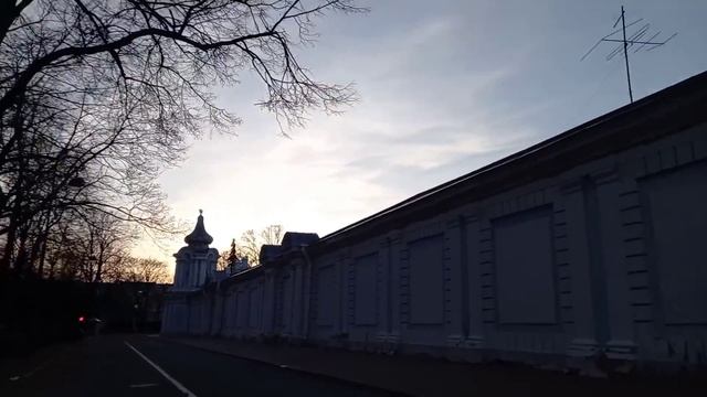 Смольный языческий монастырь?  Храм Гекаты рядом с Правительством Санкт-Петербурга...