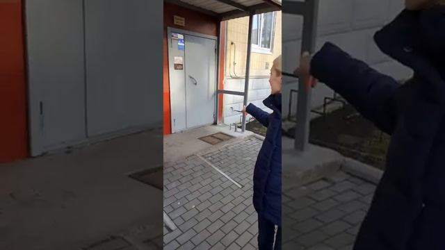 Магнитный держатель двери в действии))