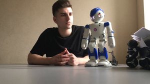 Робот Ubtech Alpha 2 vs. Robot NAO