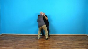 Что делать когда прижали к стене и пытаются придушить.