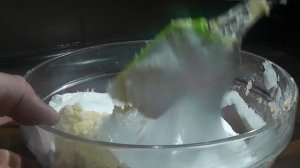 Макарон из лесного ореха с кофейной начинкой. Macarons noisette café