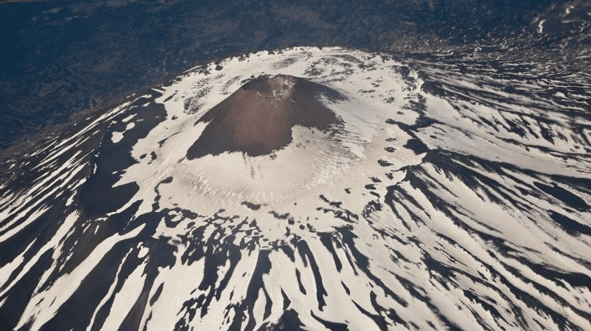 Туристы рискуя жизнью засняли извержение вулкана Эбеко