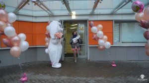 Выписка из роддома с веселой встречей у роддома и красивым оформлением дома! © www.prostorad.ru