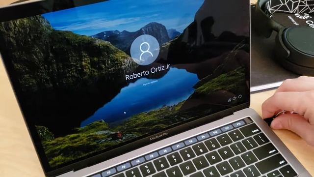 Unlocking Windows 10 on a 2018 Macbook Pro with a Yubico security key смотреть онлайн