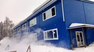 Красивое падение снега с крыши