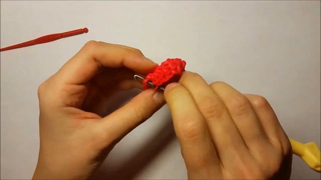 Берет художника для куклы техникой лумигуруми из резинок Rainbow Loom.Урок № 67