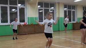 Занятие на гимнастике. Упражнение со скакалкой.