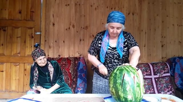 САМУРАЙСКИЙ МЕЧ. АРБУЗ.ОВАЛЬНАЯ ЗЕМЛЯ. ДВЕ РОЗЫ. НАЗИФАТ И Я! - Съёмки Эльвиры Чотчаевой 6.08.17. смотреть онлайн