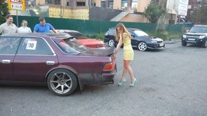 Девушка поднимает машину, Света могет