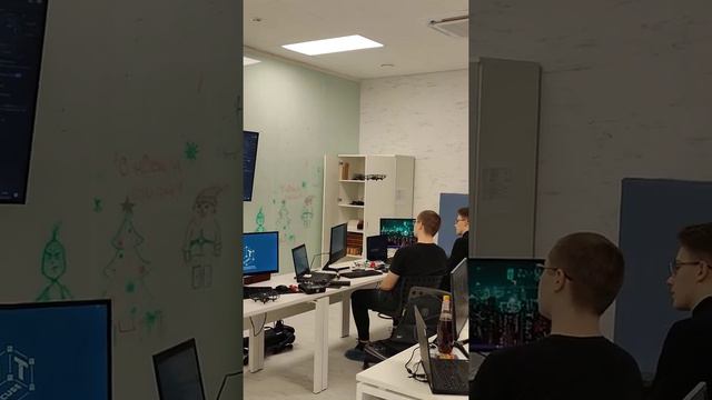 полёт квадрокоптера по квадрату с возвращением в начало смотреть онлайн