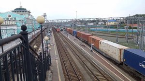 ЭП2К-302 отправляется со с станции Омск поездом №109 Омск-Рубцовск + 2ЭС6-146 с грузовым поездом.