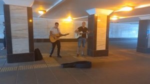 Парни круто сыграли на гитарах песню В. Цоя «ПЕРЕМЕН» в переходе!!!