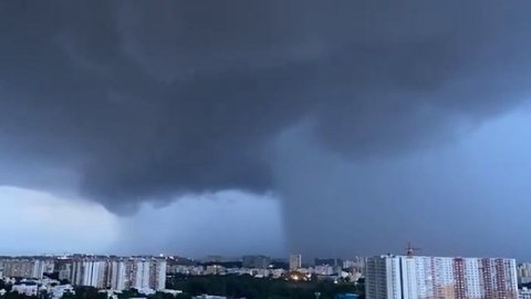 Грозовой шторм пронесся над городом Бангалор на юге Индии.