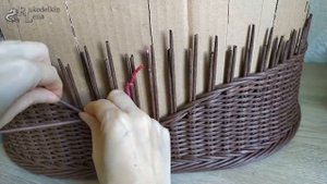 Плетеная лежанка для собачки из газетных трубочек