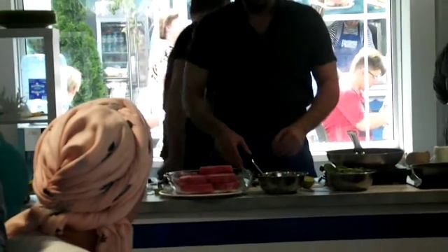 ВЛАД ЧИЖОВ ГОТОВИТ ТУНЦА. смотреть онлайн