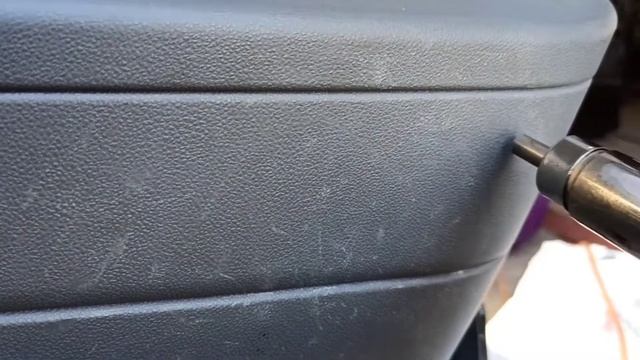 Как убрать царапины в автомобиле на дверных картах ....