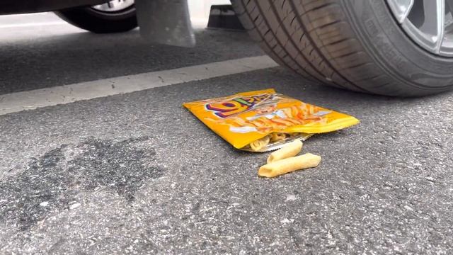 Машина давит предметы/эксперимент/ #машина #чипсы #игрушки #корея #вкорее #диски #печенье смотреть онлайн