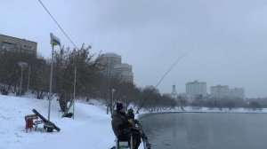 ловля плотвы  на пруду в начале зимы