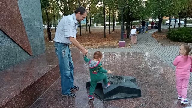 вокруг памятника