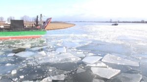 Сизый Бугор Буксиры ломают лёд