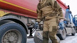 Замена колеса на полуприцепе WIELTON ставлю запаску (вахта продолжается) А-ааааа