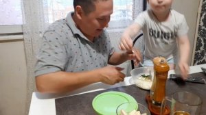 С СЫНОМ ПРИГОТОВИЛИ КЛАСИЧЕСКИЙ СМЕТАННО-ЧЕСНОЧНЫЙ СОУС К ЛЮБОМУ МЯСУ