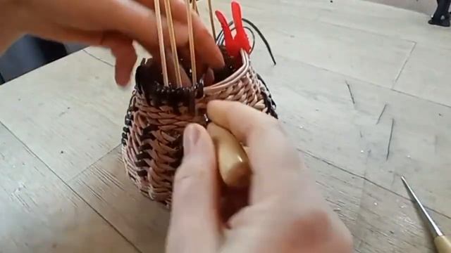 Оформление края газетными трубочками. Есть канал на Яндекс дзен ссылка под видео.