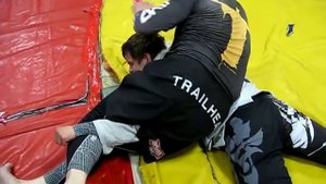 Рычаг локтя одноименной ногой и узел одноименной рукой.