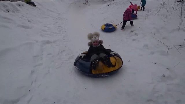 Зима /2020/ Как Соня и Даша катаются на плюшке с горки. смотреть онлайн