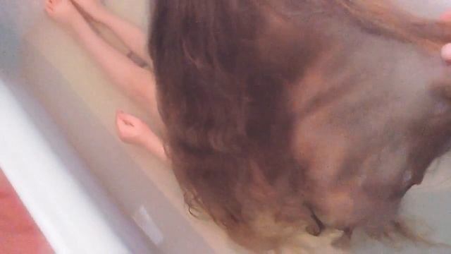 Живая кукла Алексия. Мне подарили живую куклу и я ее купаю?????????? смотреть онлайн