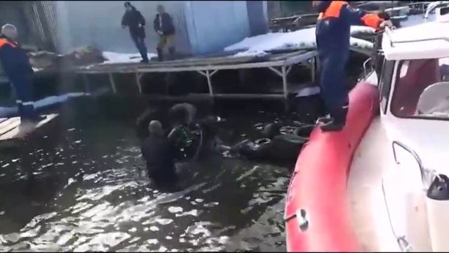 На Белоярском водохранилище водолазы подняли затонувший снегоход смотреть онлайн