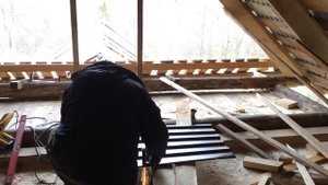 У новой пристройки появляются недостающие детали. Обшиваем фронтон и делаем отлив
